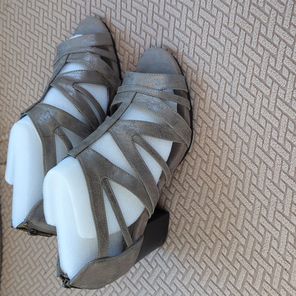 Easy Street Amaze Sandals NWOB